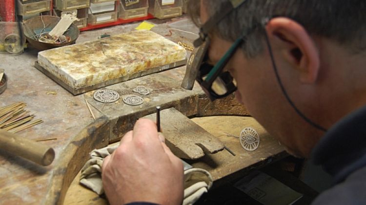 Joid'art dissenya les col·leccions de joies des de Santa Coloma de Farners i té un centre de fabricació a Osor © ACN