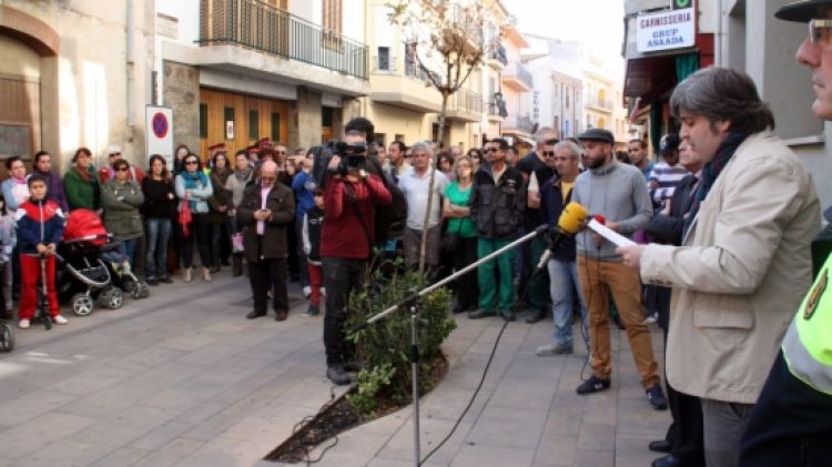 L'alcalde de Sant Pere Pescador llegint la declaració institucional de condemna al crim © ACN