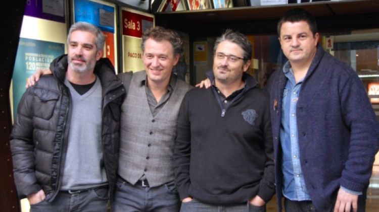Robert Bellsolà amb els actors Adrià Collado, Marcel Tomàs i Andoni Agirregomezkorta © ACN