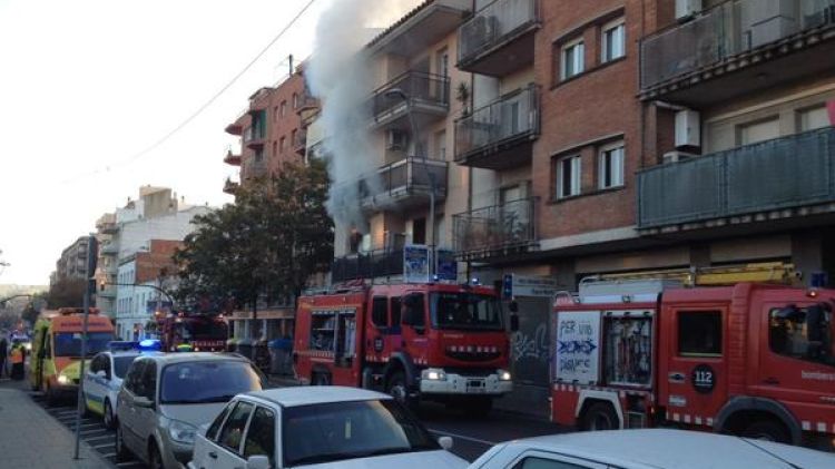 Els Bombers treballant en l'incendi al bloc de Girona © Catalunya Informació