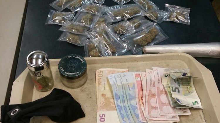 Els 590 euros fraccionats i les 19 bosses amb marihuana