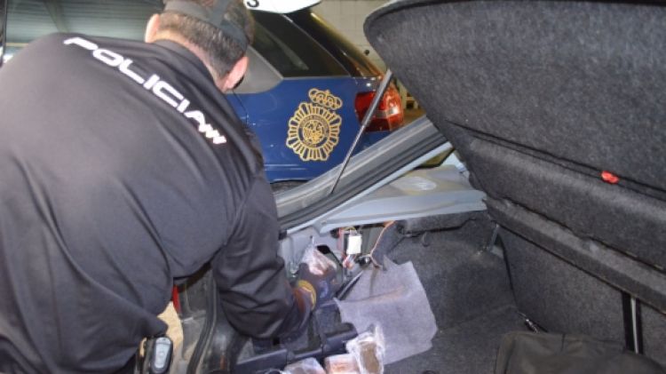 La policia espanyola va detectar la droga amagada a l'interior del vehicle amb l'ajuda d'un gos ensinistrat del cos