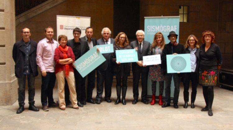 Ferran Mascarell i Josep M. Corominas amb membres del Sismògraf © ACN