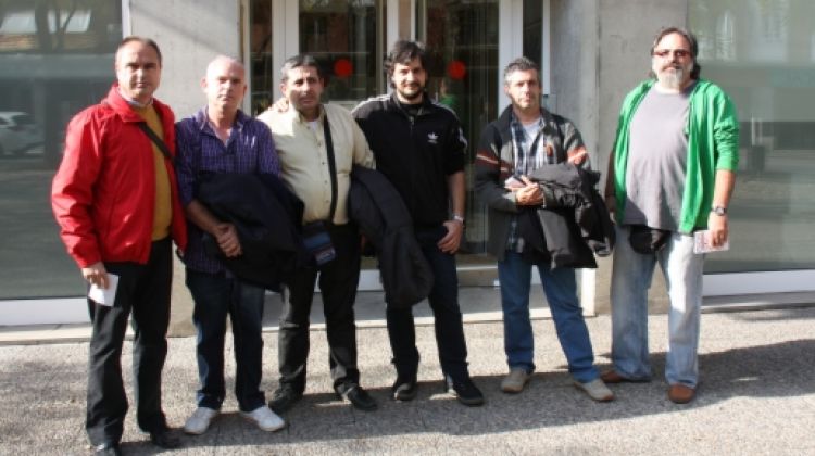 Representants de CCOO i de la plantilla davant de la seu de la Inspecció Territorial de Treball de Girona © ACN