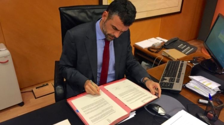 El conseller de TES, Santi Vila, signant el decret © ACN
