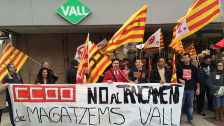 Un instant durant la concentració que s'ha fet davant de Magatzems Vall © ACN