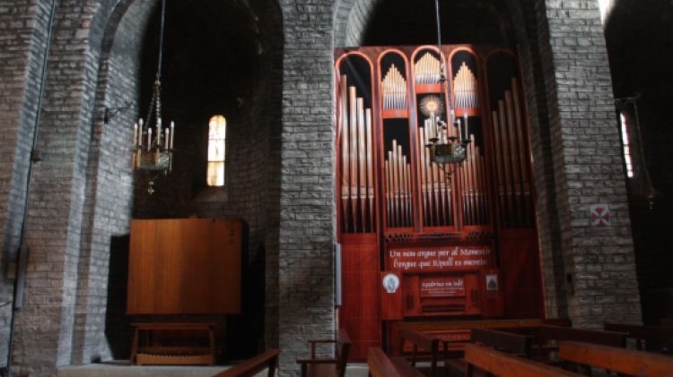 A l'esquerra, l'actual orgue i a la dreta, la lona amb la projecció del nou instrument que es vol adquirir © ACN