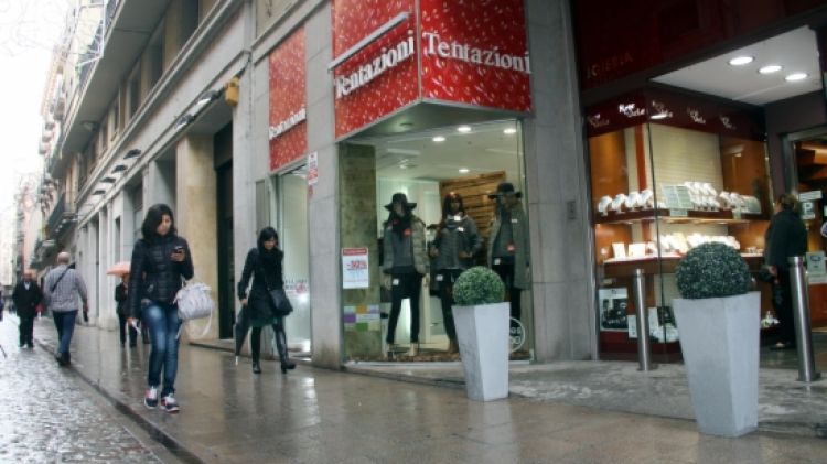 Un comerç al carrer Nou © ACN