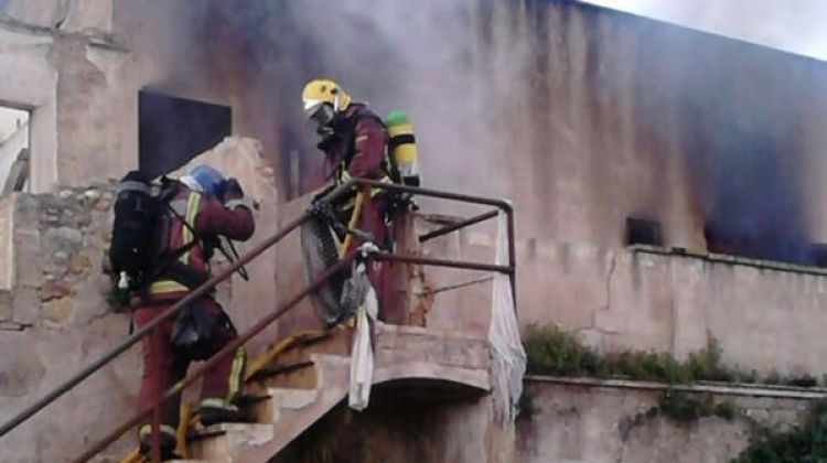 Els bombers treballant en l'incendi de la casa abandonada © Bombers