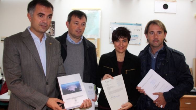 Els alcaldes de Cadaqués, el Port de la Selva, Roses i Colera, després de presentar les al·legacions © ACN