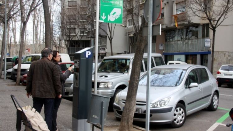 Una parella paga a la zona verda de la Devesa-Güell © ACN