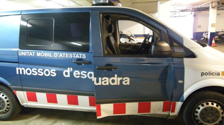 El furgó dels mossos va quedar aixafada del lateral fruit de l'impacte