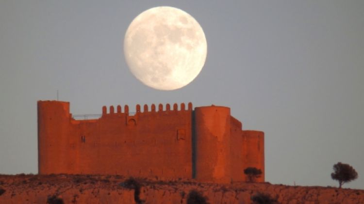 La lluna plen damunt del castell del Montgrí de Torroella de Montgrí © Josep Pascual