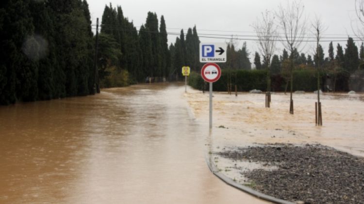 Moltes carreteres s'han convertit en rieres, com aquesta a tocar de Vilabertran © ACN