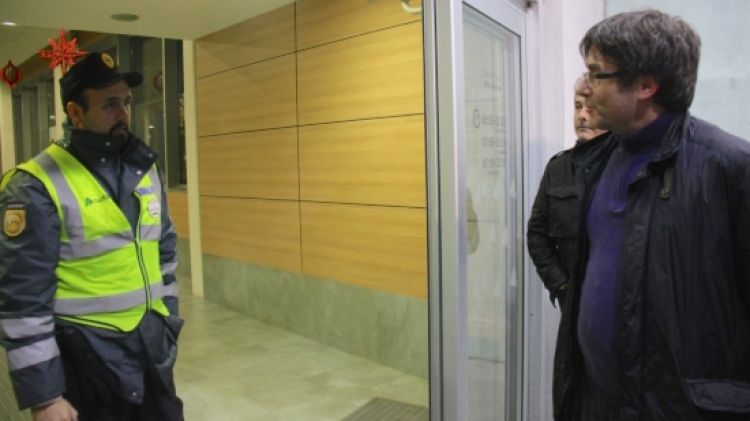 Membres de seguretat van impedir a Puigdemont accedir a l'estació del TAV © ACN