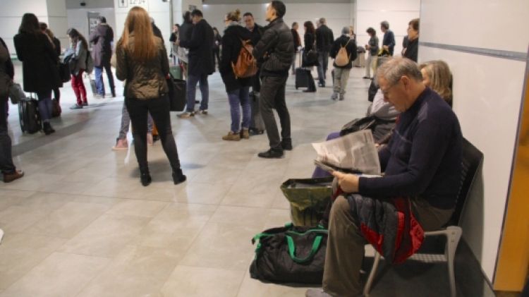 Passatgers esperant per agafar un tren en direcció a Barcelona © ACN