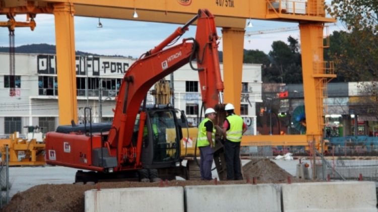 Una màquina treballant ja a la zona del riu Güell © ACN