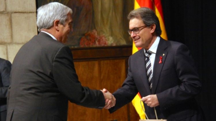 Alexandre Juanola rebent la distinció del mans del president Artur Mas © ACN