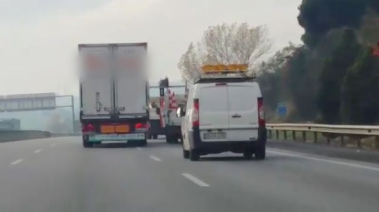 El camió que conduïa el detingut enviant el carril contingu a l'AP-7 © ACN