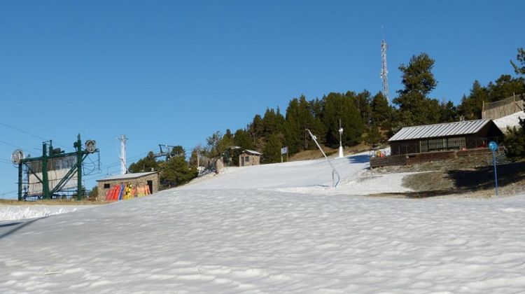 El pic de Cap de Bosc a La Masella amb neu artificial, ahir al matí