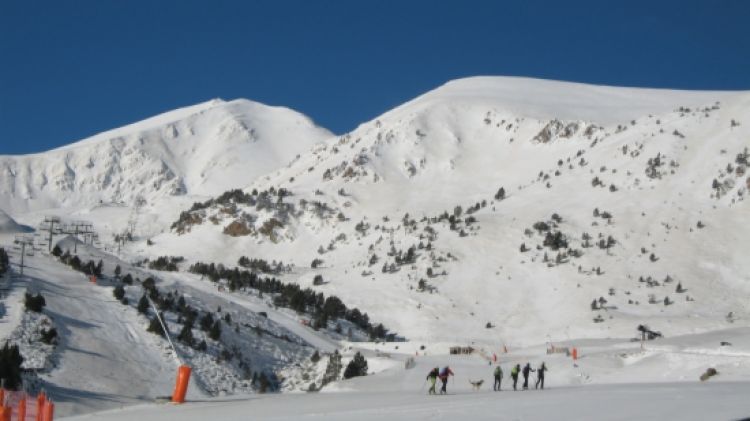 Esquiadors gaudint de la neu ahir a Vallter 2000 © ACN