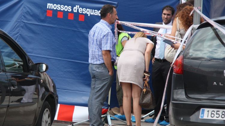 La comitiva judicial fent l'aixecament del cadàver (arxiu) © ACN