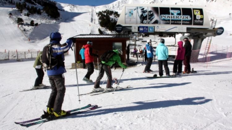 Els primers esquiadors que s'han acostat a Vallter 2000, la primera estació del Pirineu que ha obert © ACN