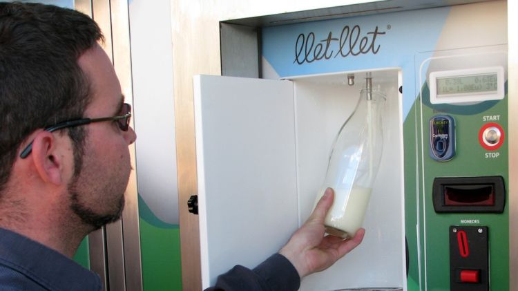 Màquina expendedora de llet a Salt © ACN