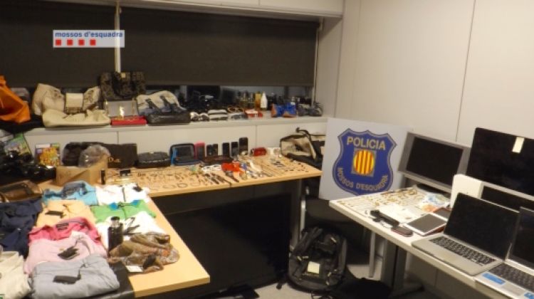 Diverses joies, telèfons mòbils, rellotges, bosses de mà, roba i ordinadors sostrets pel grup desmantellat © ACN