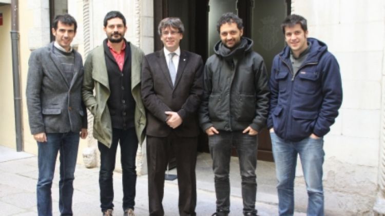 Els Amics de les Arts amb l'alcalde de Girona, Carles Puigdemont, aquest matí © ACN