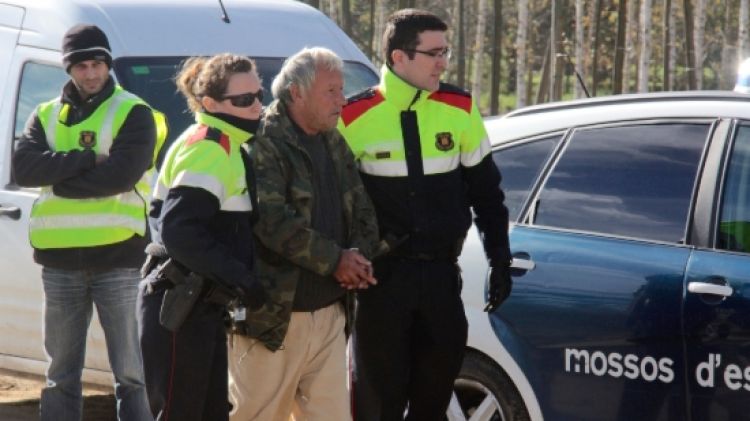 Joan M., sortint del vehicle dels mossos per fer la reconstrucció dels fets © ACN