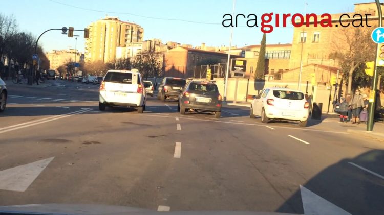 El tercer carril acaba just superar l'avinguda de Sant Narcís