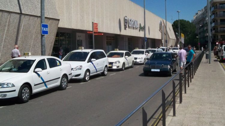 Taxis a la sortida de l'estació de Renfe de Girona © Sindicat del Taxi de Catalunya