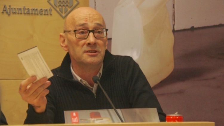El director del festival mostra una entrada per criticar que estan gravades amb un 21% d'IVA © ACN