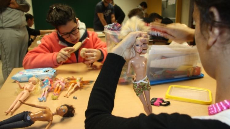 Estudiants del Joan XXIII d'Olot pentinen les nines que es revendran a la botiga de l'ADAD-L'Encant © ACN