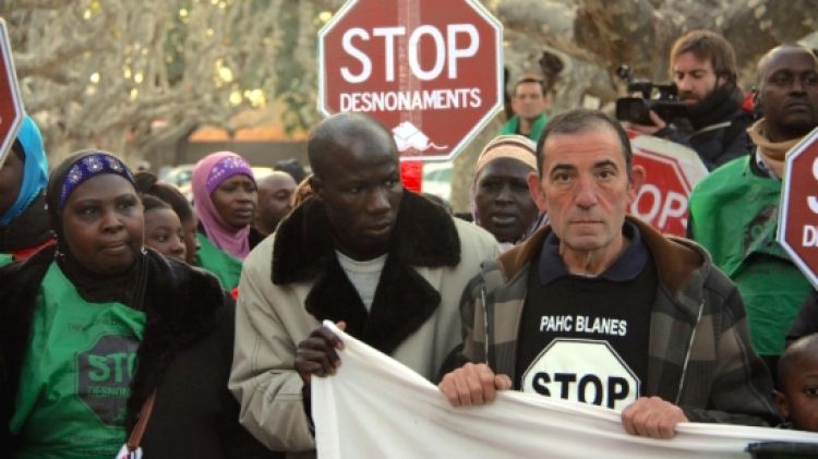 Un centenar de persones s'ha manifestat davant del Parlament © ACN