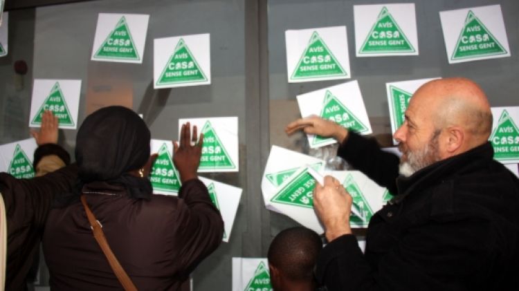 Els manifestants han omplert de fulletons tota la façana i la porta d'entrada de l'edifici © ACN