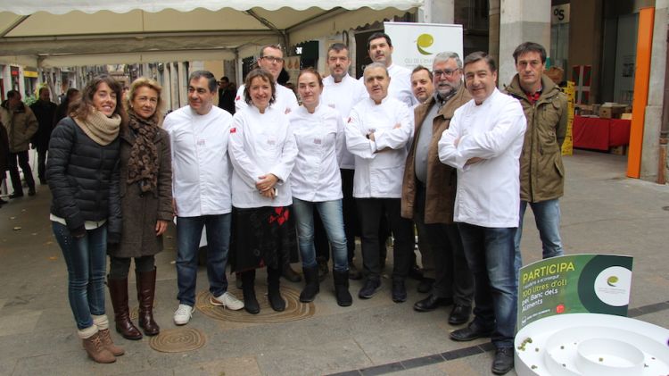 Representants dels trulls de la DOP Oli de l'Empordà, del Banc dels Aliments i cuiners de l'entitat Girona Bons Fogons