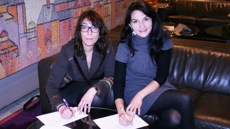Maria Rosa Agustí (esquerra) signant el conveni amb Sílvia Castelló