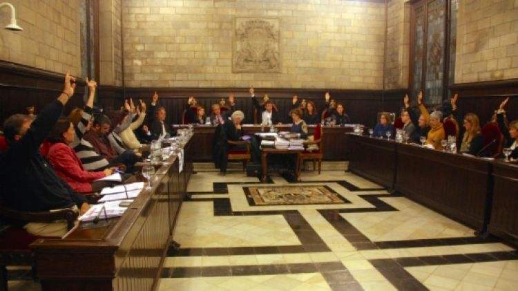 Moment en què el ple de l'Ajuntament de Girona vota la moció d'autoinculpació pel 9-N © ACN