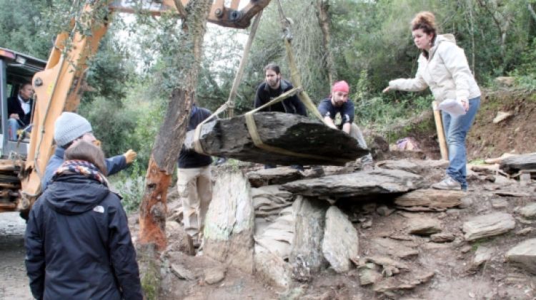 La grua i un equip multidisciplinar per reconstruir el dolmen © ACN