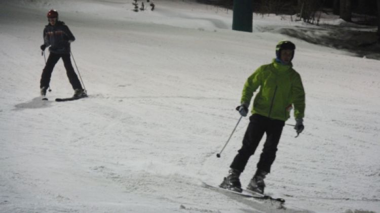 Esquiadors gaudint de l'esquí nocturna a Masella © ACN