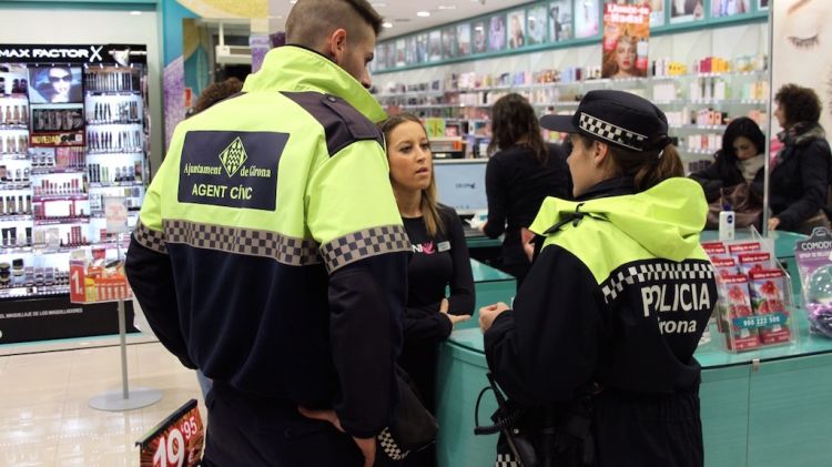 Els agents parlant amb una comerciant de Girona © Ajuntament de Girona