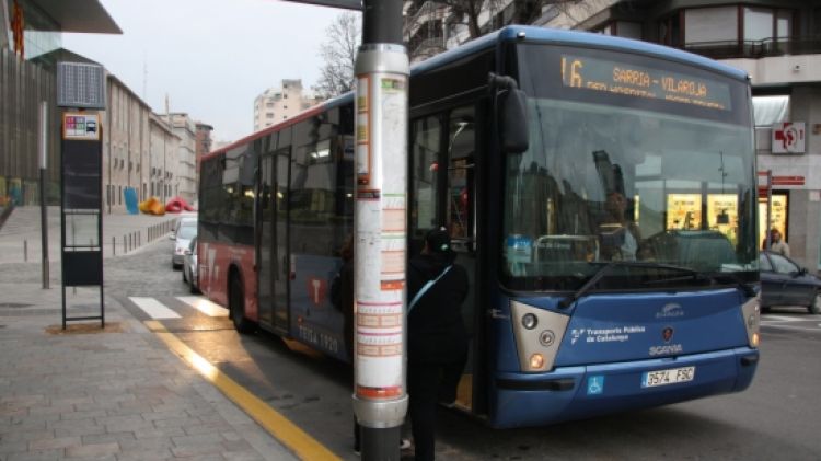 Un autobús passant per una parada situada a la Plaça Catalunya de Girona (arxiu) © ACN