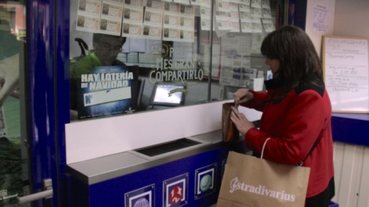 Una compradora a l'administració de loteria número 4 de Figueres © ACN