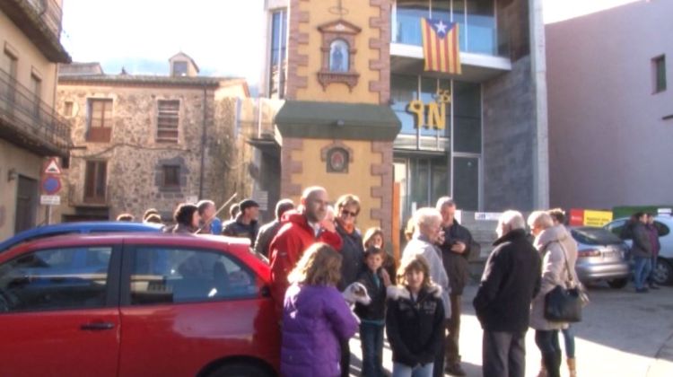 Els veïns de Castellfollit recollint signatures contra el lladre (arxiu) © Olot TV