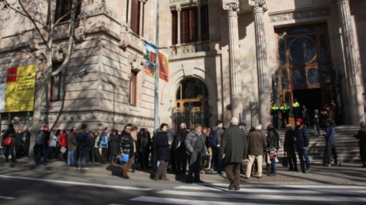 Centenars de persones fent cua ahir davant la seu del TSJC © ACN