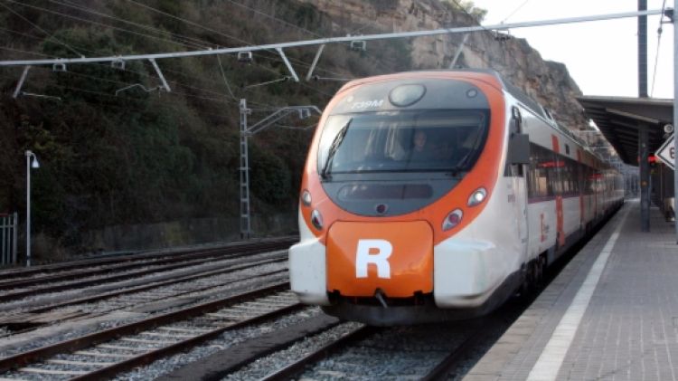 Tren semidirecte que cobreix el trajecte Manresa-Barcelona (arxiu) © ACN