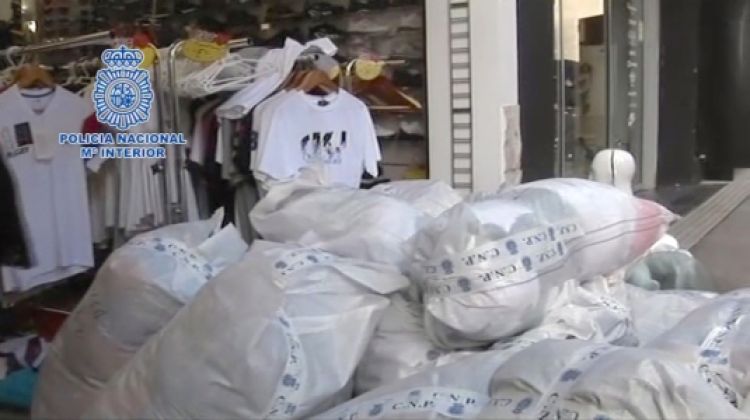 Roba de marques falsificada en sacs, als magatzems de les botigues © ACN
