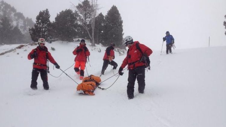 Els GRAE baixant l'escursionista accidentat © Bombers